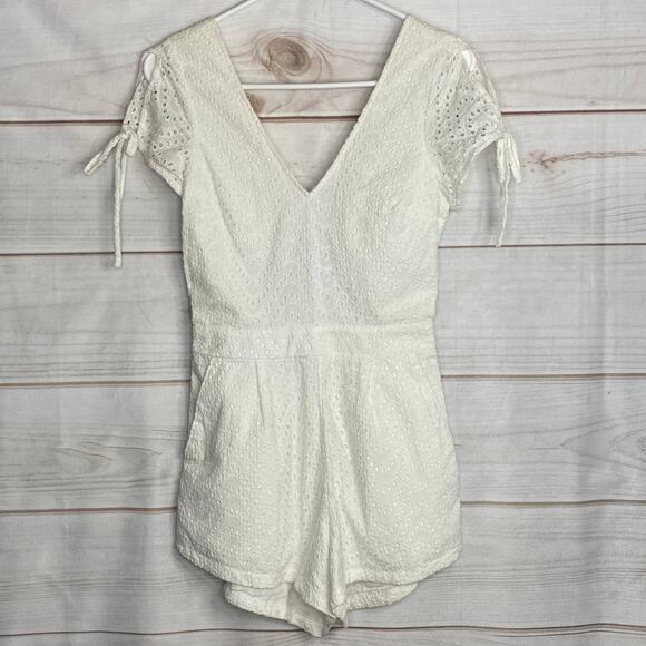 Express White Eyelet Open Tie Back Slit Sleeve Romper Size 2 - Picture 1 of 8